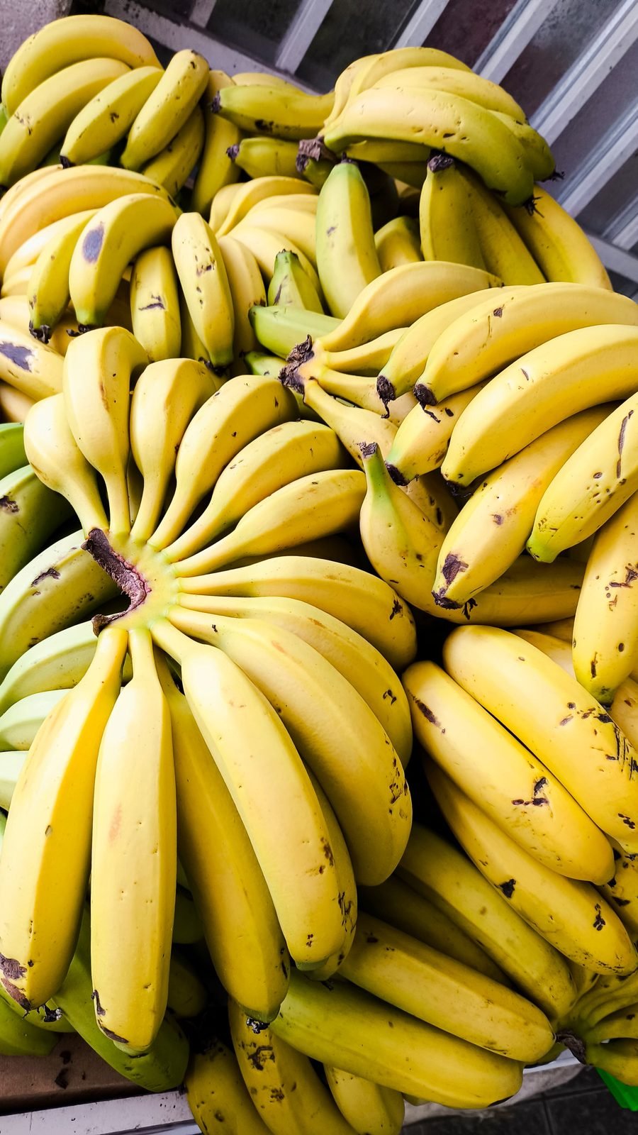 Bananas maduras selecionadas, prontas na banca da loja